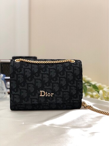 Dior işlemeli askılı el ve kol çantası