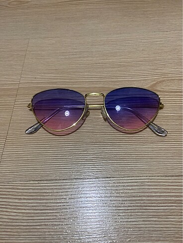 Renkli camlı güneş gözlüğü