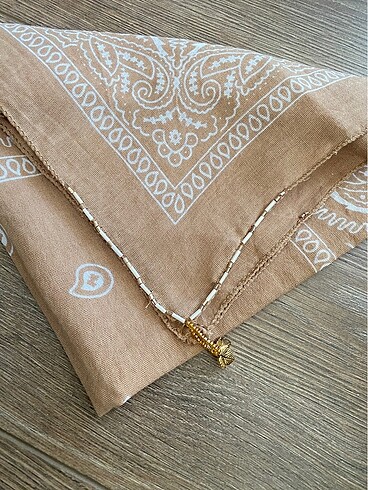 Boncuk el işlemeli bandana fular