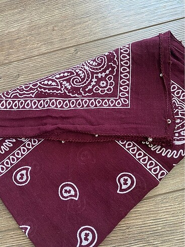 Boncuklu el işlemeli bandana fular