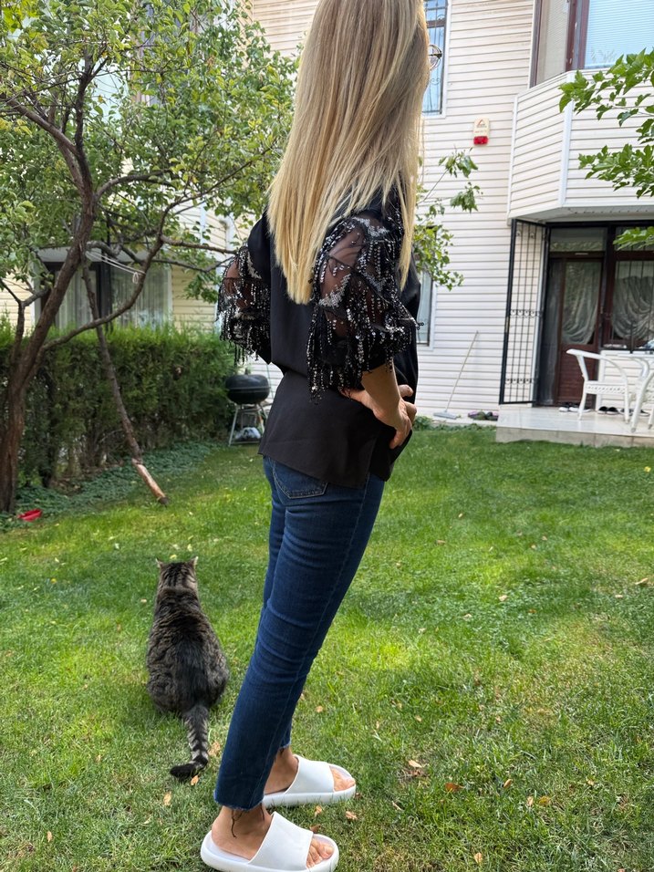 Siyah, Pullu Dantel Detaylı Kadın Bluz - Görsel 2