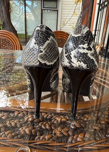 Yılan Desenli Siyah Yüksek Topuklu Kadın Ayakkabı - Görsel 4