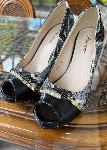 Yılan Desenli Siyah Yüksek Topuklu Kadın Ayakkabı - Görsel 5