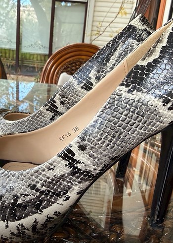 Yılan Desenli Siyah Yüksek Topuklu Kadın Ayakkabı - Görsel 2