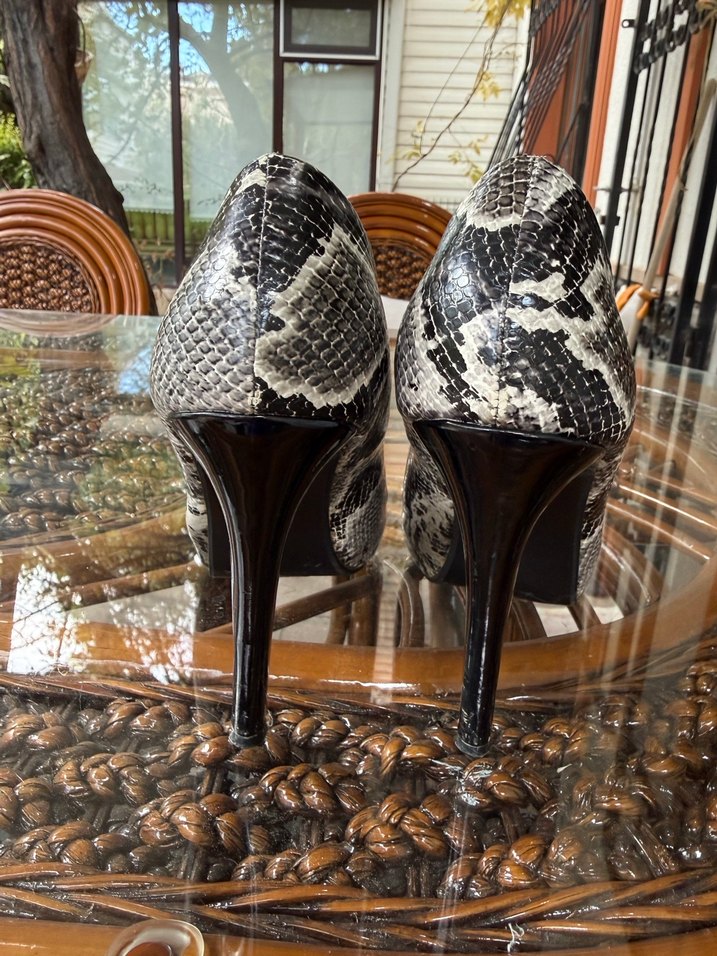 Yılan Desenli Siyah Yüksek Topuklu Kadın Ayakkabı - Görsel 4