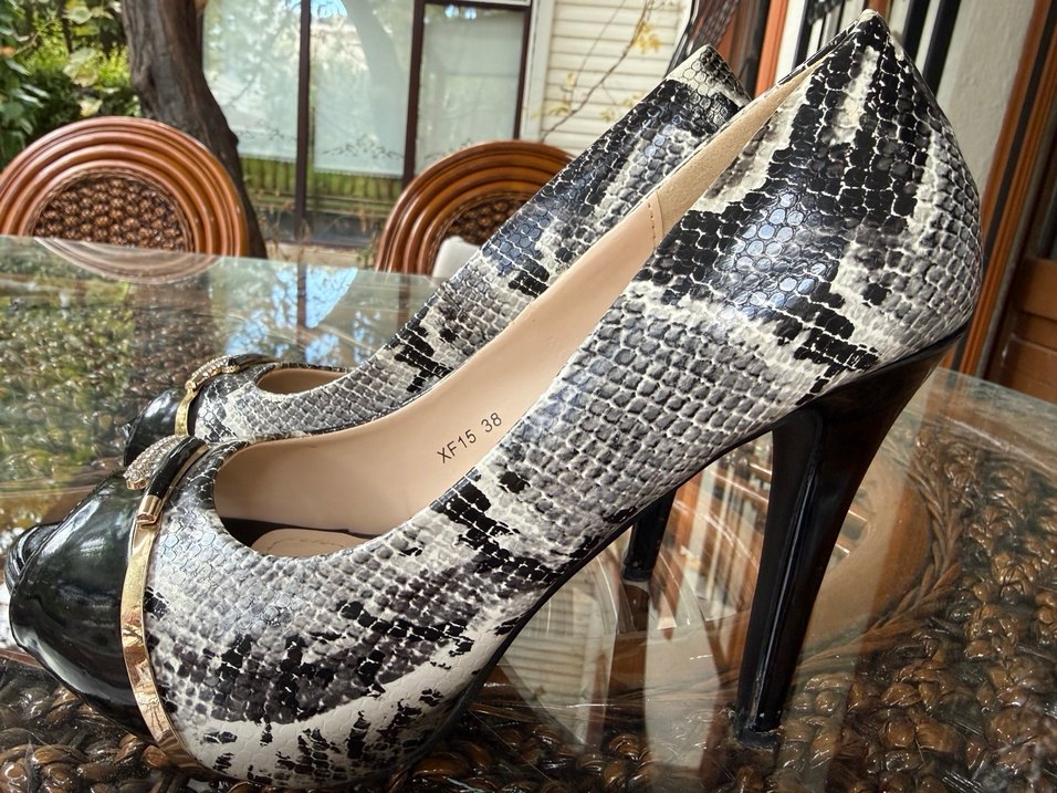 Yılan Desenli Siyah Yüksek Topuklu Kadın Ayakkabı - Görsel 2