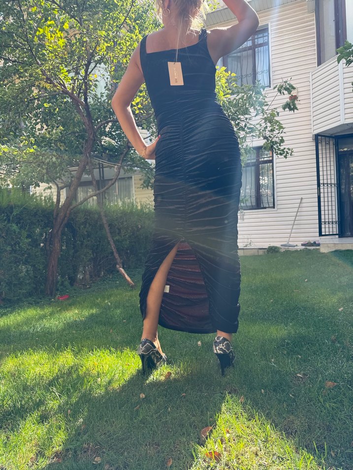 Siyah Yanlardan Drapeli Uzun Kadife Elbise - Görsel 3