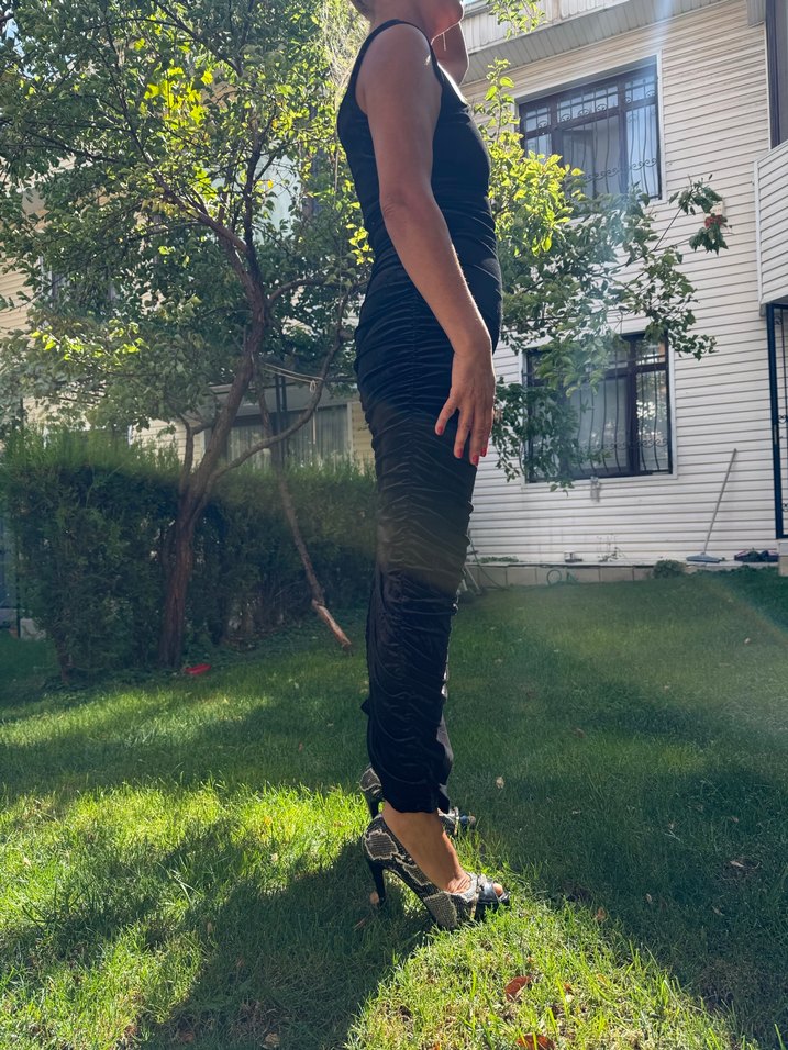 Siyah Yanlardan Drapeli Uzun Kadife Elbise - Görsel 2