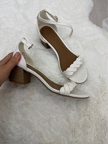 H&M Beyaz topuklu sandalet