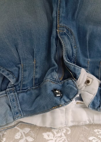 Nakışlı Gri Denim Düğmeli Kız Şortu - Görsel 4