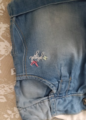 Nakışlı Gri Denim Düğmeli Kız Şortu - Görsel 2