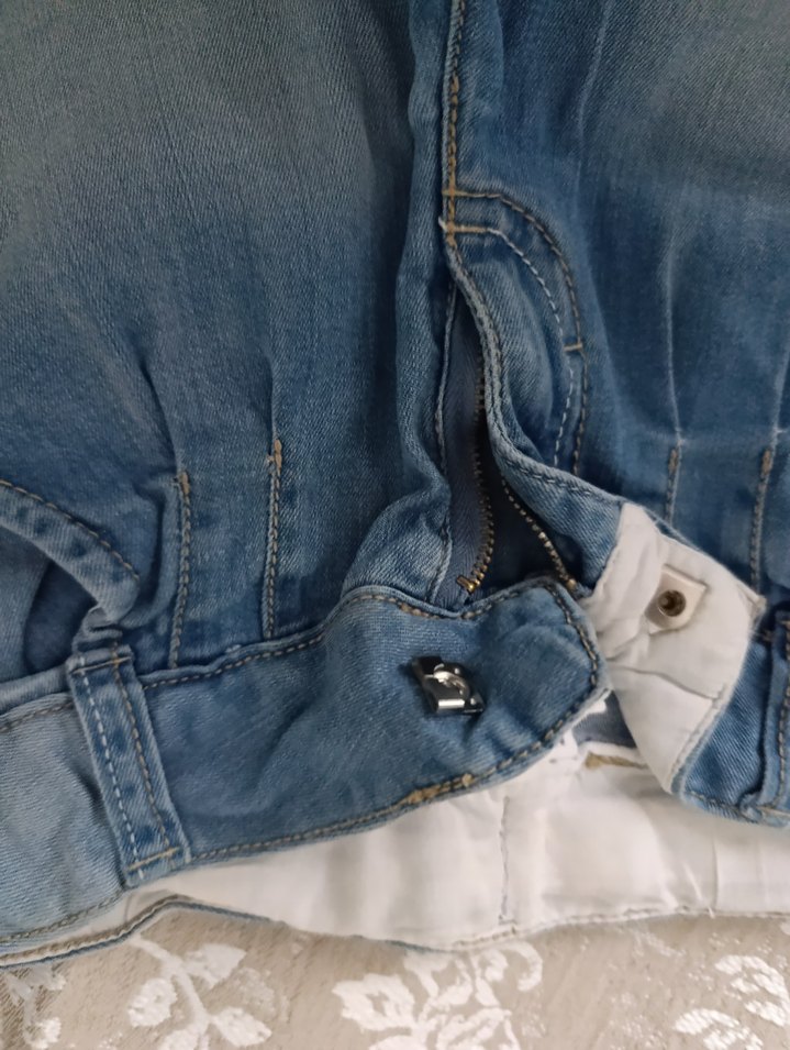 Nakışlı Gri Denim Düğmeli Kız Şortu - Görsel 4