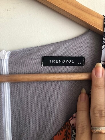 Trendyol & Milla Kol ve etek ucu fırfırlı elbise
