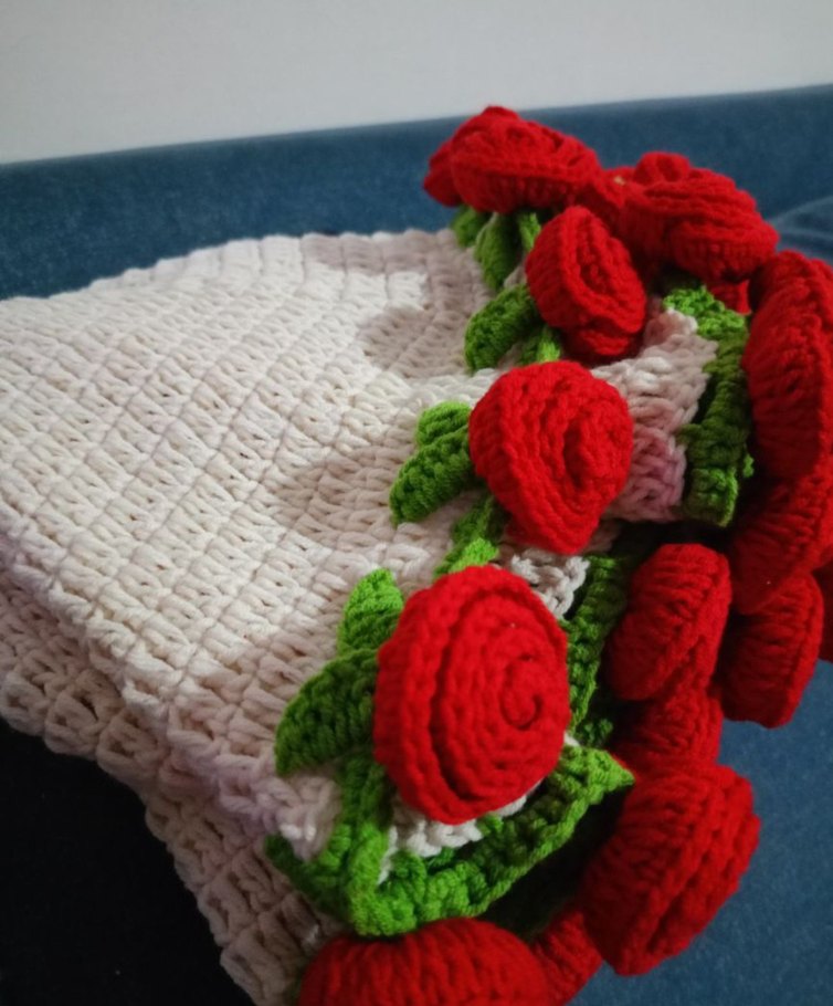 Kırmızı güllü buket battaniye - Görsel 2