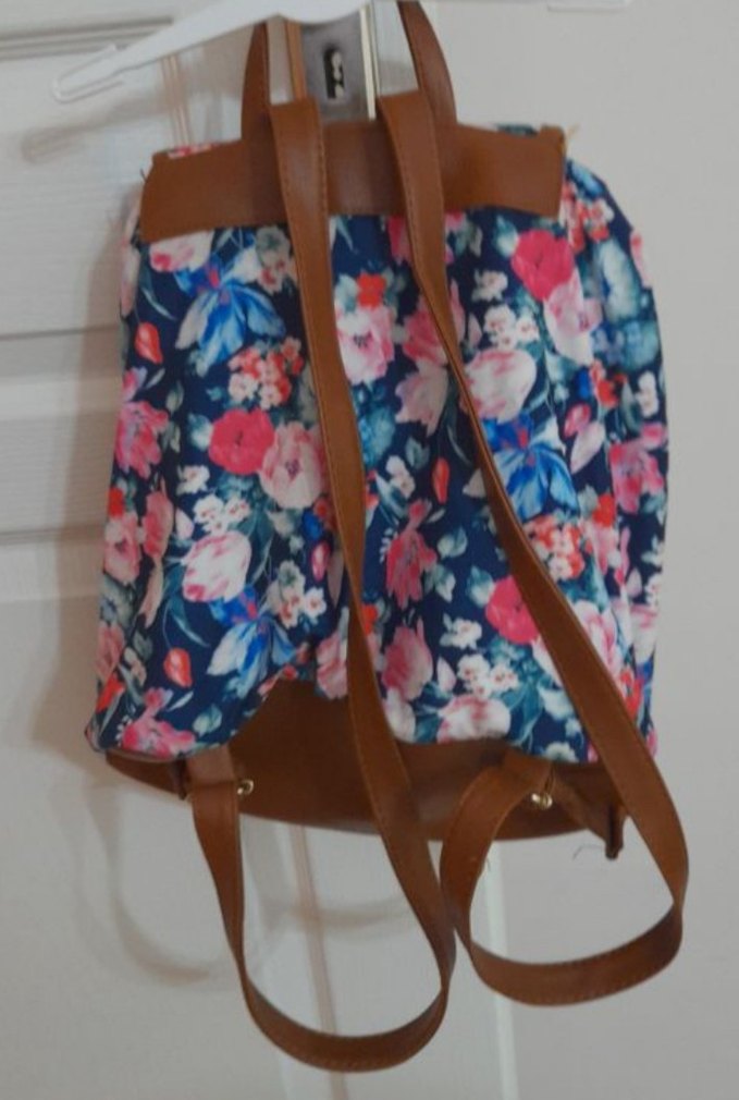 Çiçek Desenli Kadın Sırt Çantası - Görsel 2