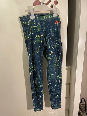 NIKE TAYT