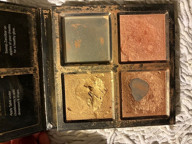 Beden Huda beauty highlighter paleti