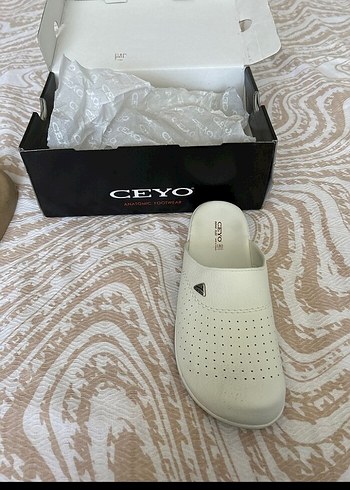 CEYO Beyaz Kadın Terlik Velcro Detaylı