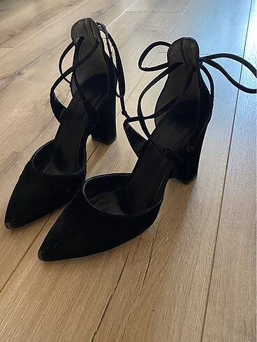 siyah bağcıklı topuklu ayakkabı (37-38)