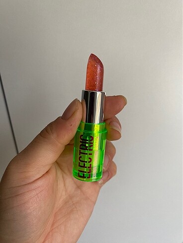  Beden Essence lipstick