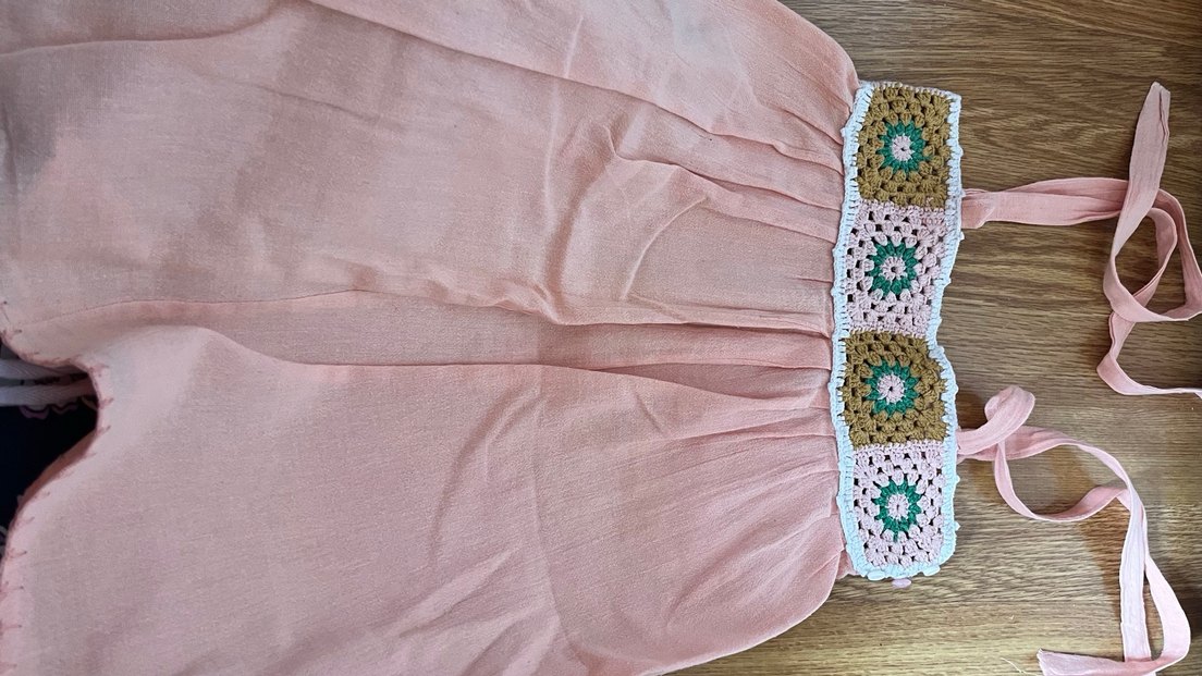 Pembe Nakışlı kız çocuk askılı bağlamalı elbise - Görsel 3