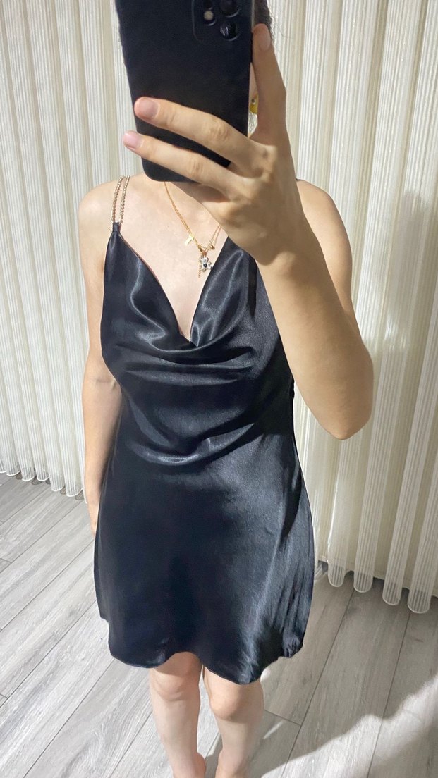 Siyah Parlak Drapeli V Yaka Mini Elbise - Görsel 3