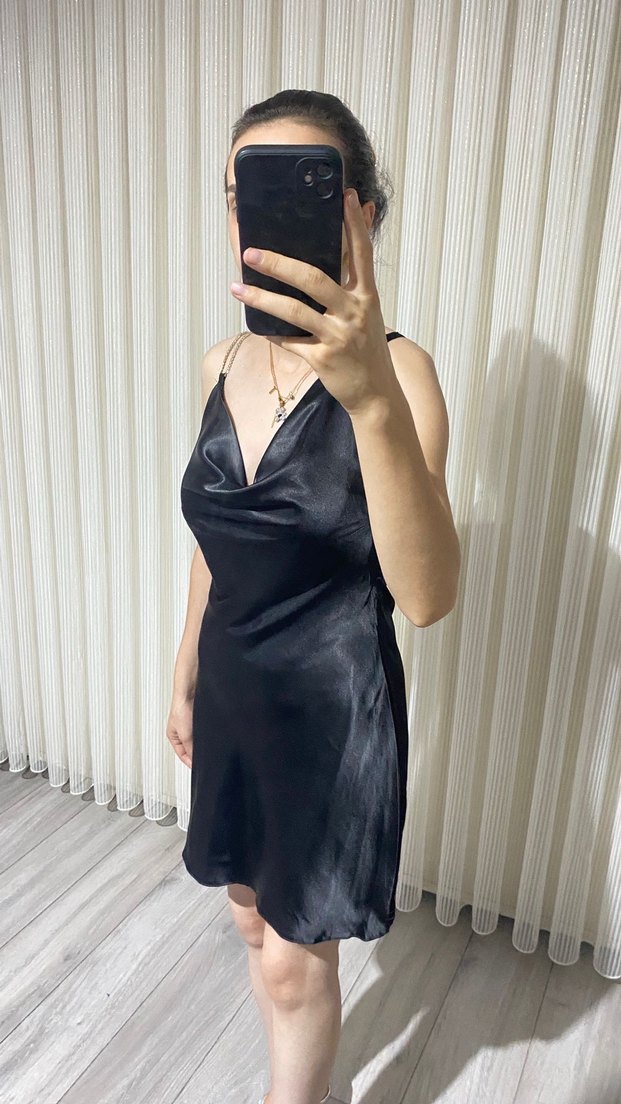 Siyah Parlak Drapeli V Yaka Mini Elbise - Görsel 4