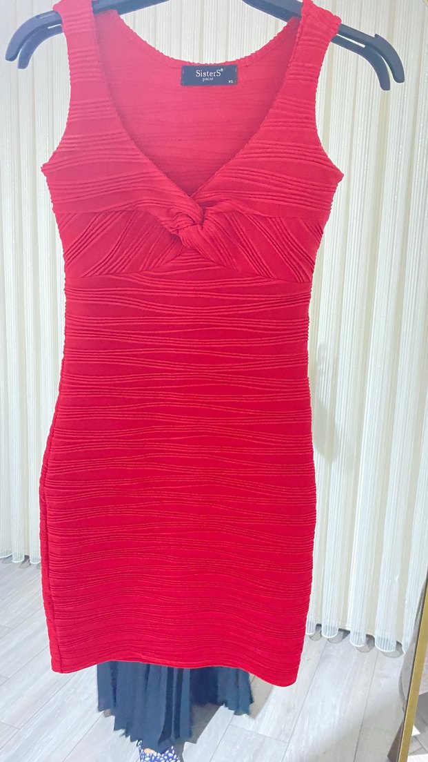 Kırmızı Pilili V Yaka Midi Elbise - Görsel 2