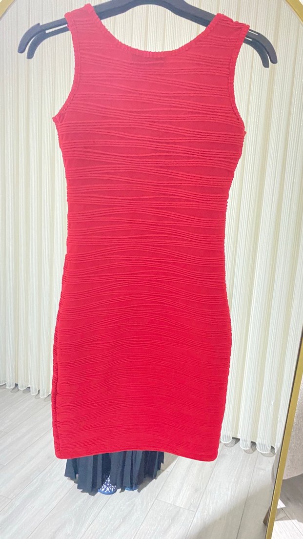 Kırmızı Pilili V Yaka Midi Elbise - Görsel 3