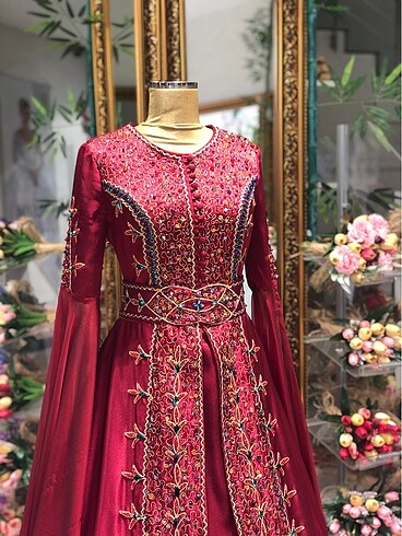 KIRMIZI BİNDALLI ELBİSE