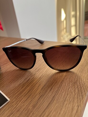 Ray-Ban güneş gözlüğü