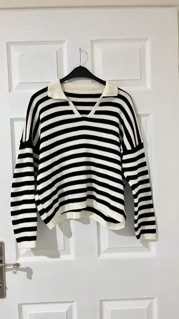 V Yaka Siyah Beyaz Çizgili Örgü Kadın Kazak - Görsel 2