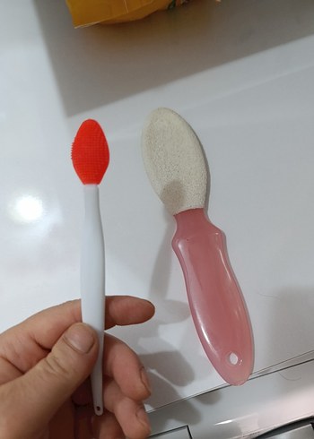 Foreo Renkli ve beyaz yüz temizleme aparatı ve ayak torpüsü
