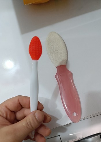 Renkli ve beyaz yüz temizleme aparatı ve ayak torpüsü