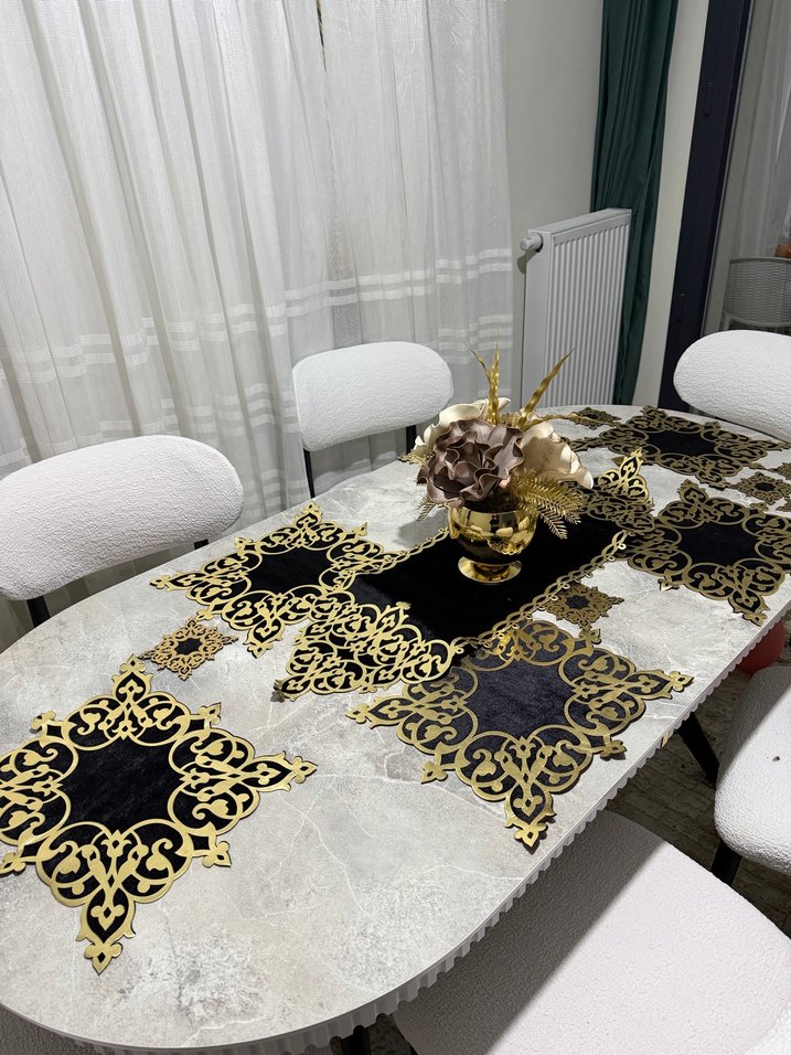 Altın İşlemeli Klasik Masa Örtüsü - Görsel 2