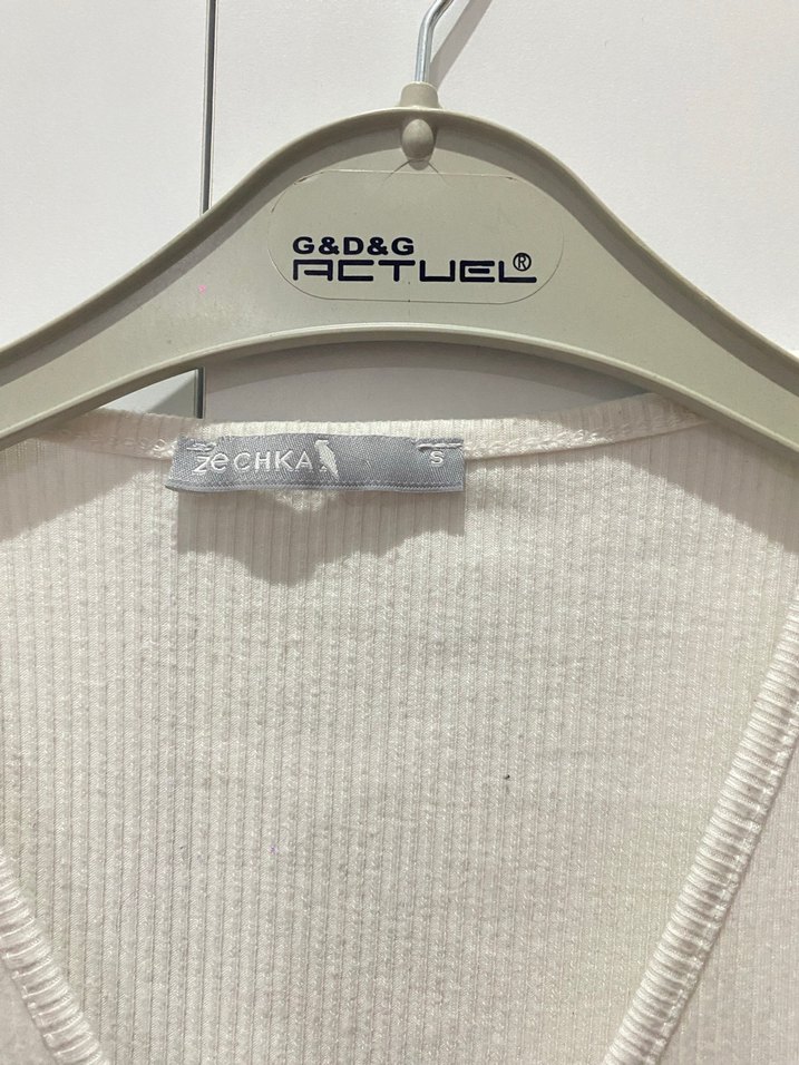 Beyaz Kısa Kollu V Yaka Crop Top - Görsel 2