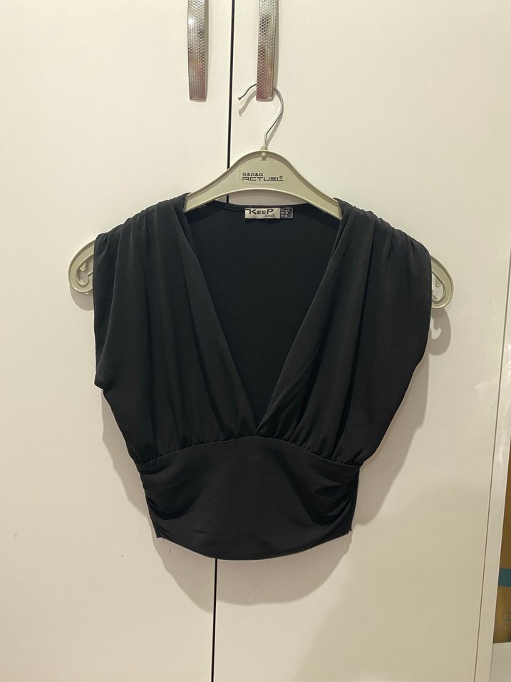 Siyah Drapeli V Yaka Kolsuz Mini Bluz - Görsel 2