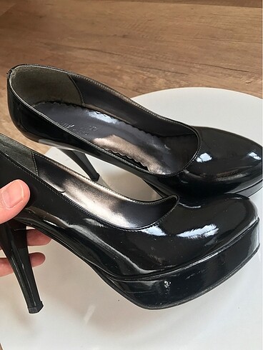 40 Beden Siyah Rugan Dolgu Topuklu Platform