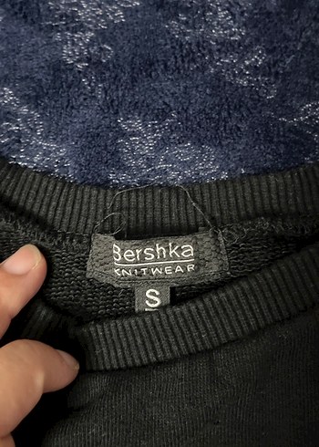 Bershka Perçin Detaylı Siyah Süet Kadın Sweatshirt