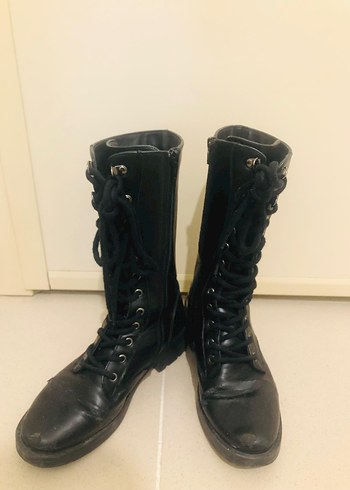 Siyah Parlak Deri Bağcıklı Blok Topuklu Bot - Görsel 5