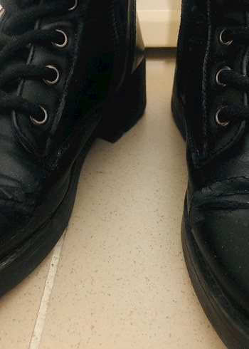 Siyah Parlak Deri Bağcıklı Blok Topuklu Bot - Görsel 8