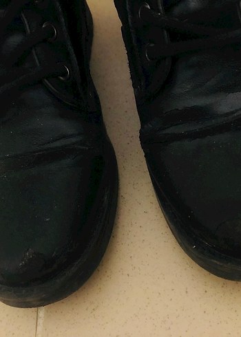 Siyah Parlak Deri Bağcıklı Blok Topuklu Bot - Görsel 7