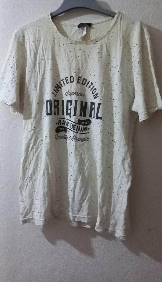 erkek tşört yaka kısmı hafif sararmış gibi ama belli bile olmyor - Görsel 3