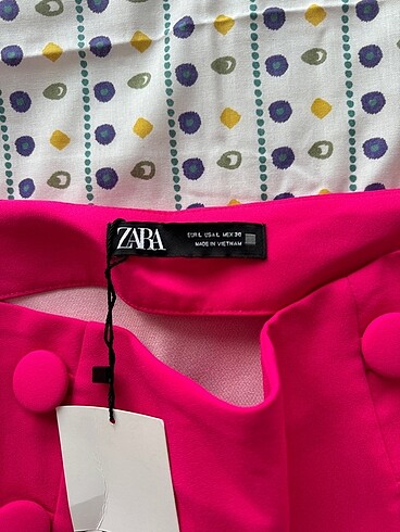 Zara Zara mini pembe düğme detaylı etek