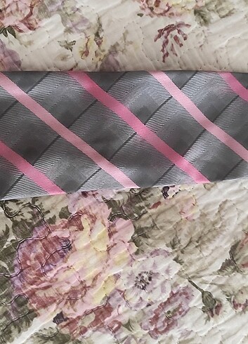 Gri pembe kravat