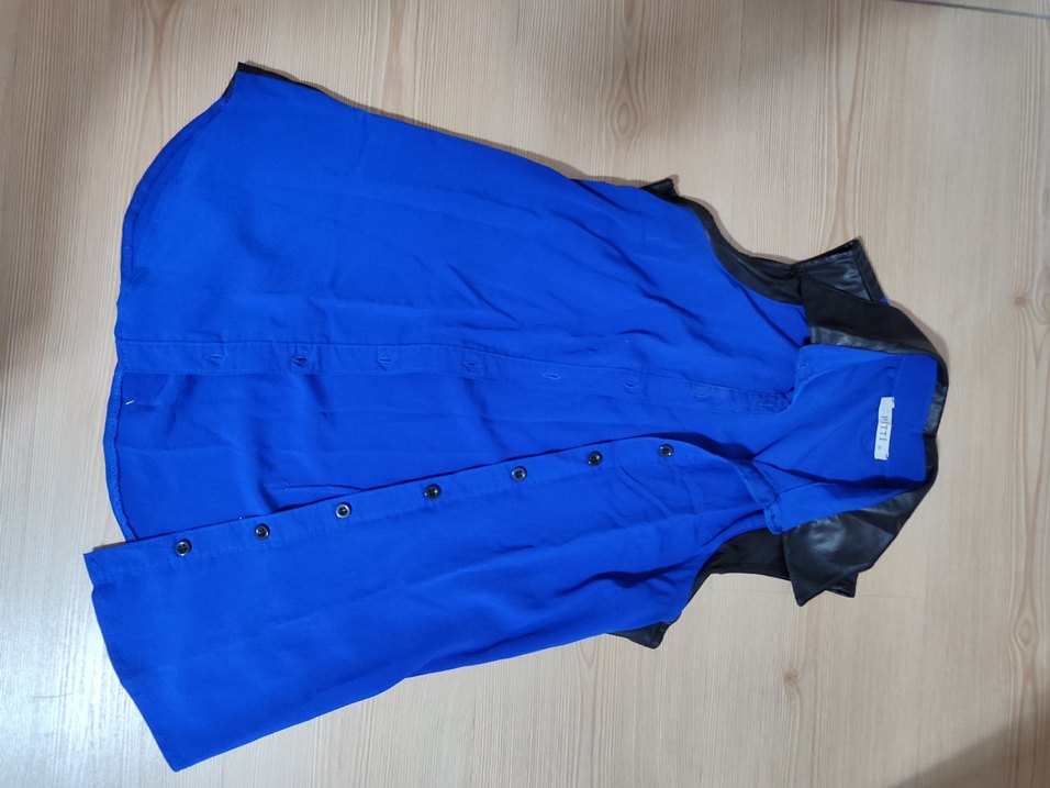 Düğmeli Kolsuz Parlak Mavi Kadın Gömlek - Görsel 4