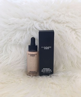 Mac studio waterweight spf 30 fondöten 