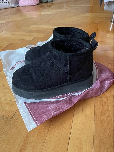 Siyah ugg bot
