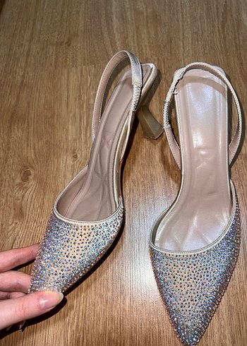 Beyaz Taş Detaylı Topuklu Ayakkabı - Görsel 5