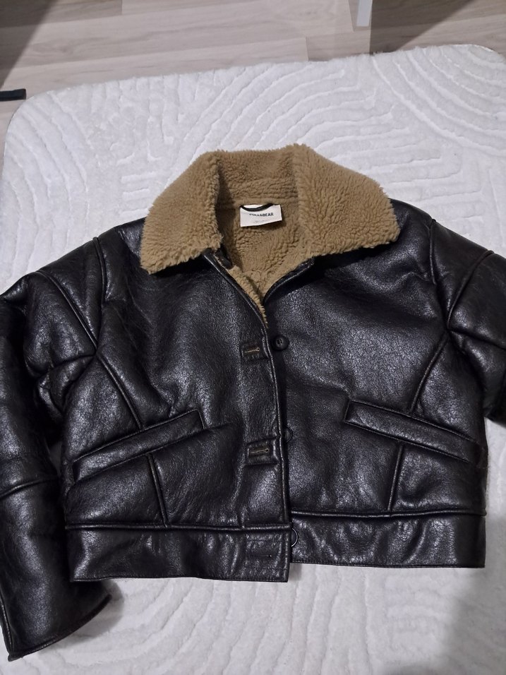 Kürk Detaylı Siyah Deri Kadın Ceket pull and bear - Görsel 3